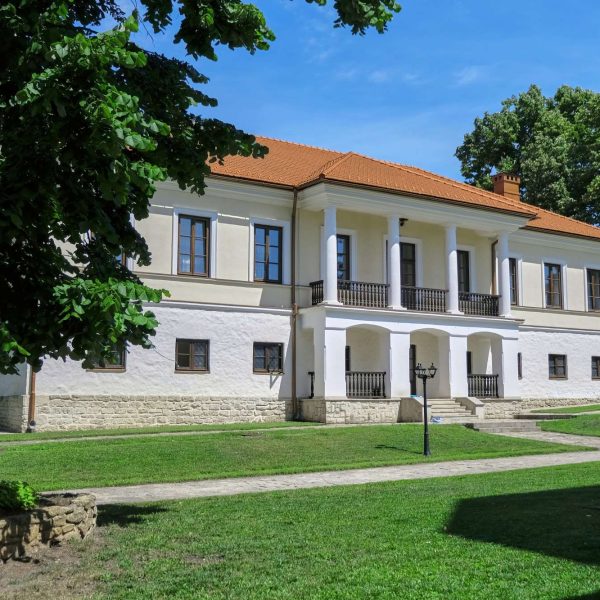 courtyard-monastery-park