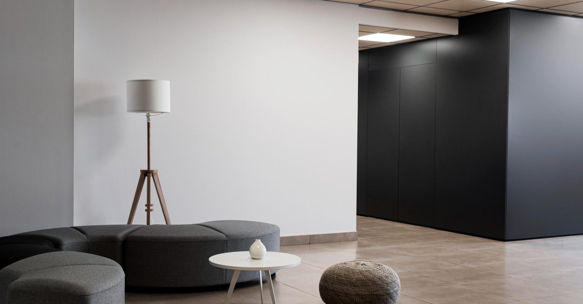 minimalist-empty-room-business-building (1)
